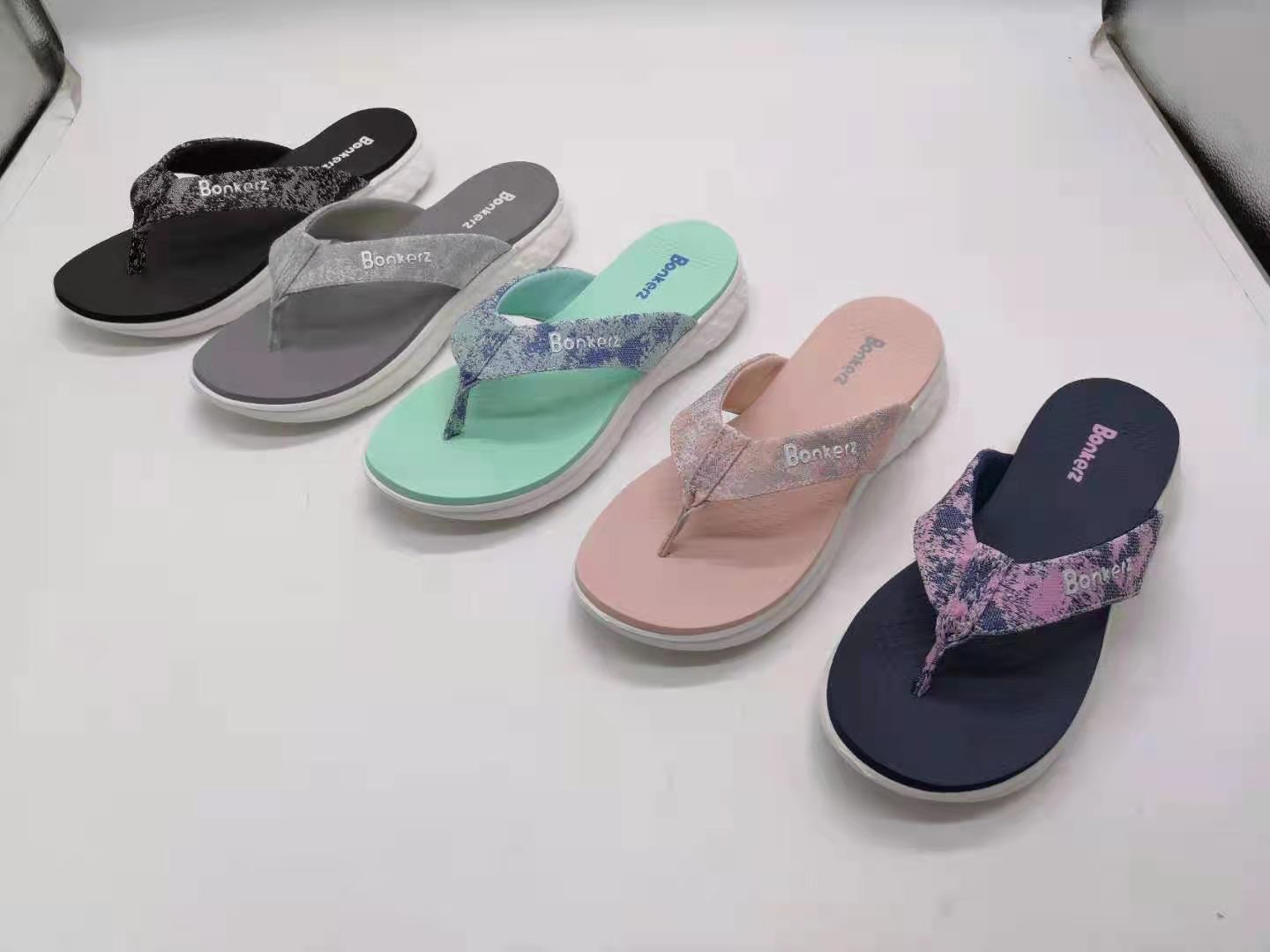 Customized Anti-slip Quick-Drying Outdoor Beach EVA Slippers Women Flip Flops