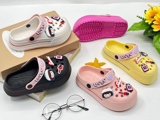 Customized Women Flat Beach Sandals Shoes Anti Slipper EVA Garden Clogs