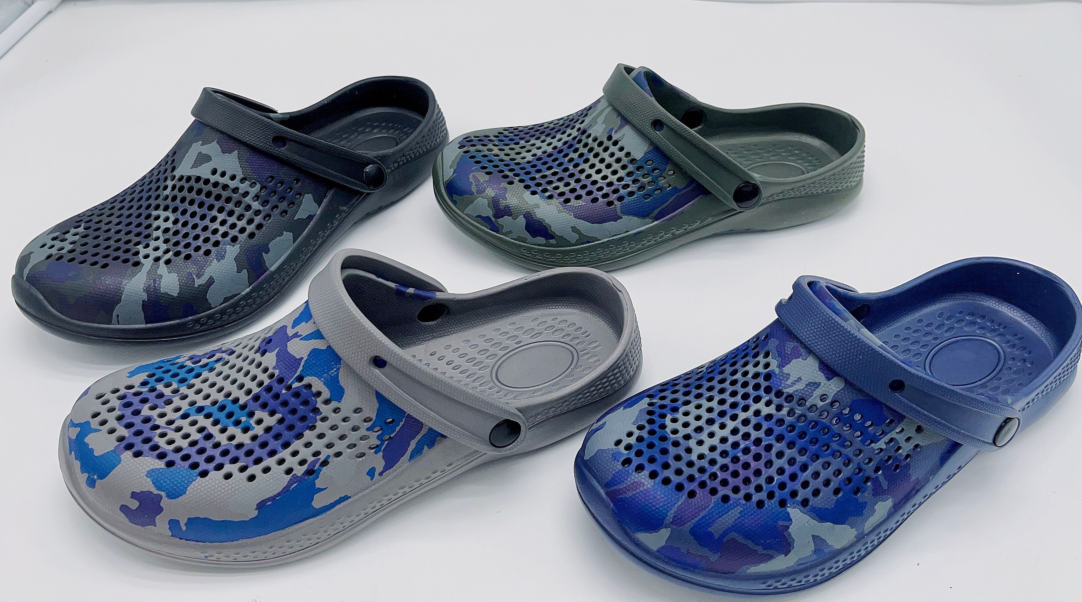 Men's Clogs Sandals EVA Lightweight Beach Slippers Non-slip Mule Men Garden Clog Shoes 