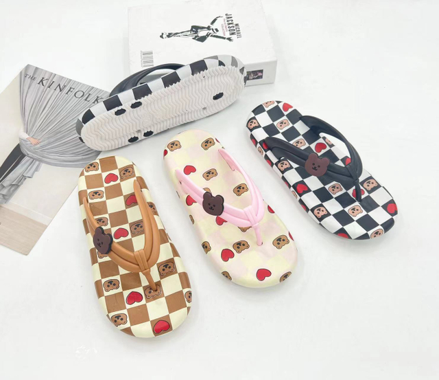 Wholesale Fashionable Pvc New Design Ladies Slippers 2022 Women Thick Bottom Flip Flops