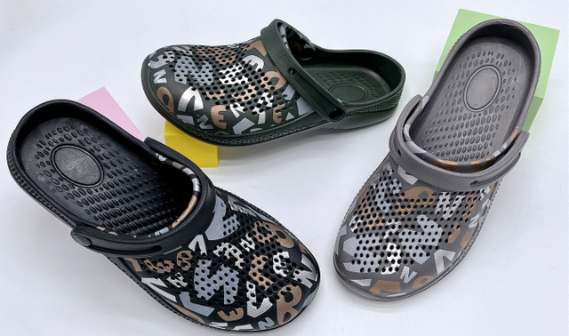 Men's Clogs Sandals EVA Lightweight Beach Slippers Non-slip Mule Men Garden Clog Shoes 