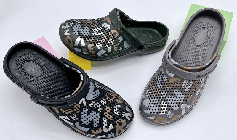Men's Clogs Sandals EVA Lightweight Beach Slippers Non-slip Mule Men Garden Clog Shoes 