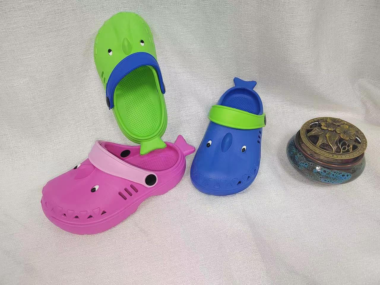 Summer Non-Slip Lightweight EVA Outdoor Clog Cute Cartoon Shark Slippers Baby Clogs Garden Shoes
