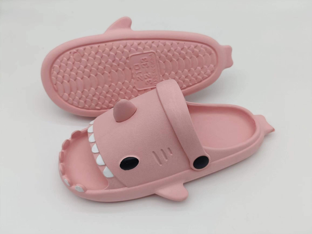 Flat Sandals EVA Kids Clogs Soft Comfortable Lightweight Indoor Children Slippers with Shark Shape Environmentally Friendly Materials