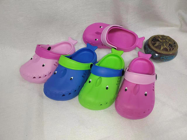Summer Non-Slip Lightweight EVA Outdoor Clog Cute Cartoon Shark Slippers Baby Clogs Garden Shoes