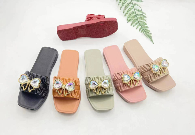 Customizable Fashion Ladies Flat Shoes Decorations PVC Ladies Summer Slippers