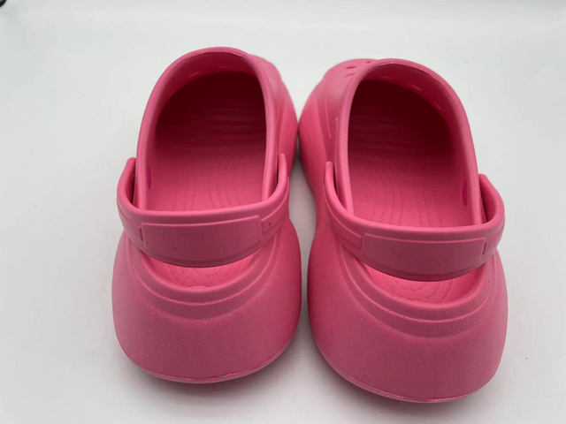 OEM Summer Beach Foot Feel Comfortable Shoes Thick Soled Garden Clogs 