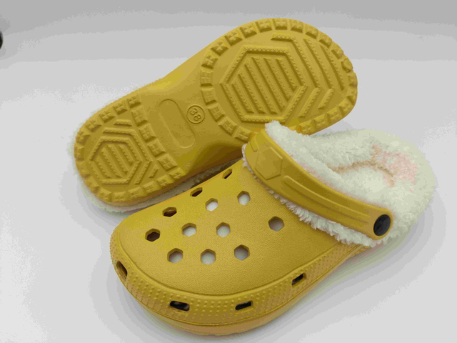 Customized Footwear Kids Slippers Anti Slip EVA Clogs Shoes with Fur Lining 